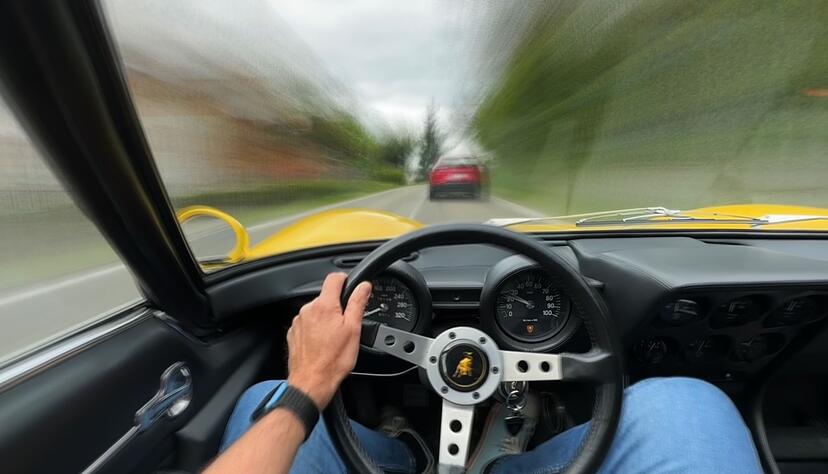 Schalten, lenken und dabei den Miura auf der Stra&szlig;e halten - der Stier will gez&auml;hmt werden.