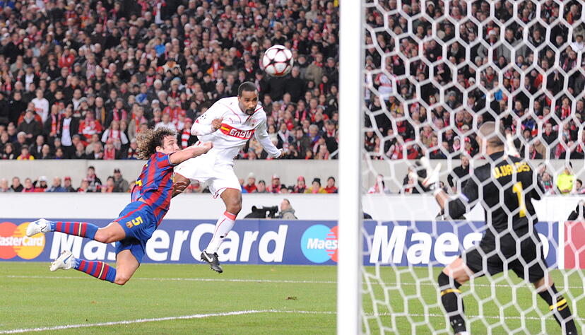 Cacau setzte sich gegen Carles Puyol durch und traf für den VfB Stuttgart gegen den FC Barcelona zum 1:0 im Hinspiel.