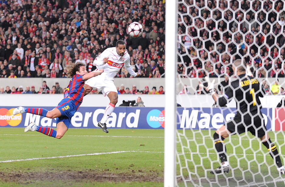 Cacau setzte sich gegen Carles Puyol durch und traf für den VfB Stuttgart gegen den FC Barcelona zum 1:0 im Hinspiel.