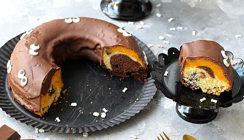 Kuchen mit besonderen Konturen, wie etwa einem Guglhupf (im Bild), Napf- oder Kastenkuchen werden nach dem Backen aus der Form &laquo;gest&uuml;rzt&raquo;. Durch das Umdrehen bzw. &laquo;St&uuml;rzen&raquo; wird die Unterseite - also die Seite, die beim Backen unten war - zur dekorativen Oberseite.