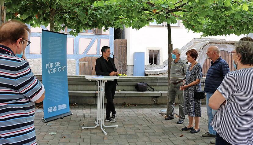 Unter dem idyllischen Bl&auml;tterdach auf dem Distelfinkenplatz sucht HZ-Redaktionsleiter Ralf Reichert (Mitte) das Gespr&auml;ch mit den Lesern.
Foto: Tamara Ludwig