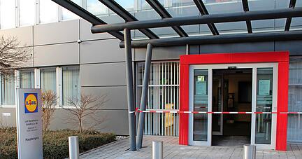 Im Erdgeschoss in der Nähe des Empfangs soll die Postsendung geöffnet worden sein. Die Polizei hat das Gebäude in der Rötelstraße abgesperrt.