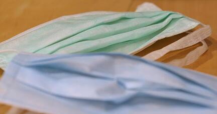 Medizinischer Mundschutz liegt auf einem Tisch.