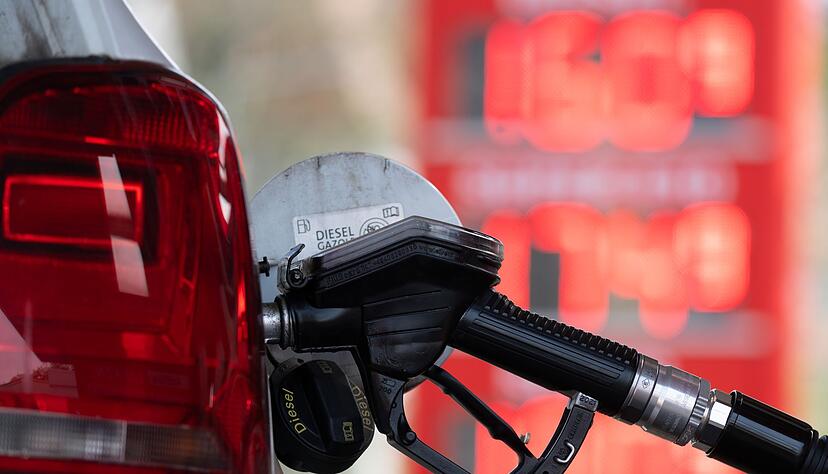 Die Spritpreise an den deutschen Tankstellen schwanken teilweise schnell. Das macht es Verbrauchern nicht unbedingt einfach. (Archivbild)