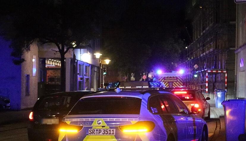 Anwohner h&ouml;ren Schussger&auml;usche - und finden einen verletzten Mann. Die Polizei nimmt nach stundenlanger Fahndung zwei Tatverd&auml;chtige fest.