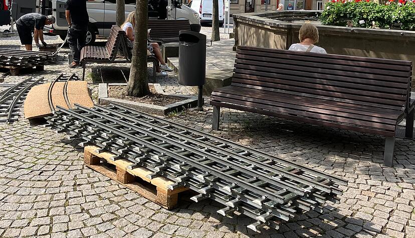 Ein ungewöhnlicher Anblick im Sommer: Schwere Schienenpakete liegen auf dem Öhringer Marktplatz. Ein ungewöhnlicher Anblick im Sommer: Schwere Schienenpakete liegen auf dem Öhringer Marktplatz.