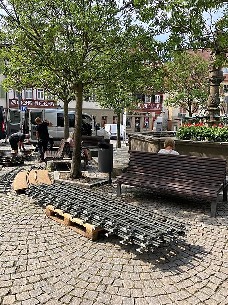 Ein ungewöhnlicher Anblick im Sommer: Schwere Schienenpakete liegen auf dem Öhringer Marktplatz. Ein ungewöhnlicher Anblick im Sommer: Schwere Schienenpakete liegen auf dem Öhringer Marktplatz.