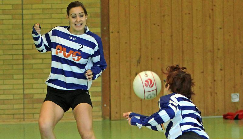Müssen sich schnell an das neue Tempo in der 2. Liga gewöhnen: Die Niedernhaller Faustballerinnen um Madeleine Lorenz (links) und Michaela Kreß.
Foto: Archiv/Bertok Müssen sich schnell an das neue Tempo in der 2. Liga gewöhnen: Die Niedernhaller Faustballerinnen um Madeleine Lorenz (links) und Michaela Kreß.
Foto: Archiv/Bertok
