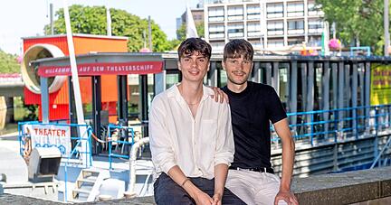 "Hier an der Neckarmeile kommen so viele Leute vorbei, die wir ansprechen wollen": das künstlerische Leitungsduo Philipp Wolpert (l.) und Tobias Frühauf .
Foto: Mario Berger "Hier an der Neckarmeile kommen so viele Leute vorbei, die wir ansprechen wollen": das künstlerische Leitungsduo Philipp Wolpert (l.) und Tobias Frühauf .
Foto: Mario Berger