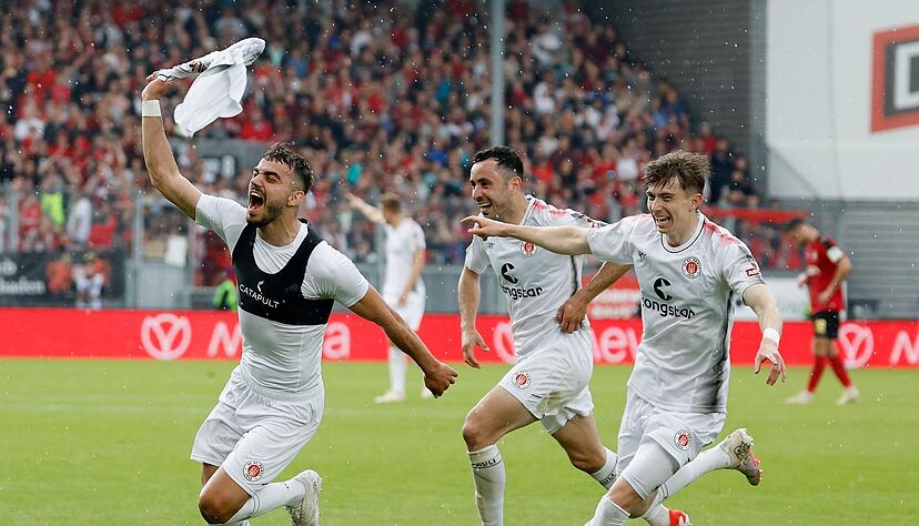 Der Treffer zur Meisterschaft: St. Paulis Danel Sinani (l.) jubelt nach seinem späten Tor zum 2:1.
