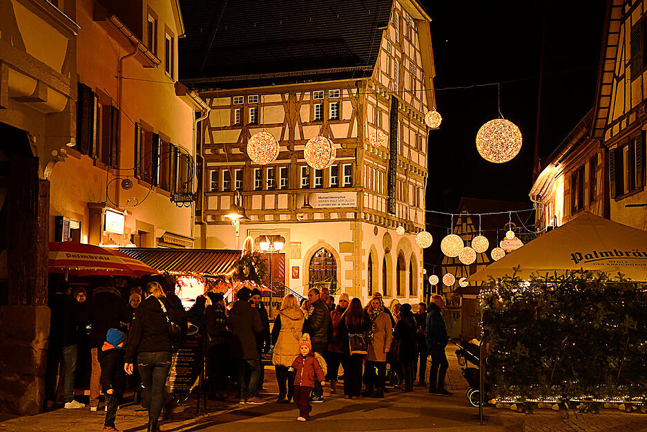 Mehr als 200 Kugeln wurden in der Altstadtstraße, Brettener Straße und in der Bahnhofstraße in Eppingen zum Leuchten gebracht.