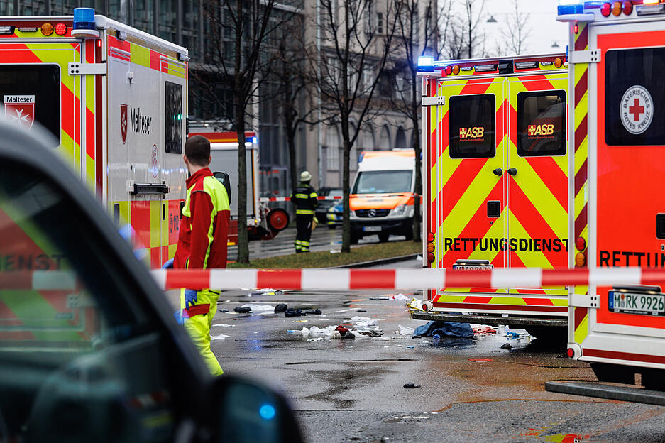 Unter den Verletzten sei eine "unbestimmte Zahl" Schwer- und Schwerstverletzter, sagte ein Sprecher der Berufsfeuerwehr München. Lebensgefahr sei bei einigen der Verletzten bislang nicht auszuschließen.