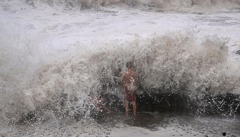 Alfred warf mit Monsterwellen seine Schatten voraus - schon bevor er auf Land traf.