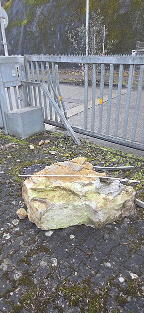 Ein St&uuml;ck Fels hat das Tor einer Firma am Neckartalradweg in Lauffen besch&auml;digt.