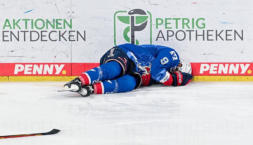 Musste nach einem harten Check von Eisb&auml;ren-Kapit&auml;n Kai Wissmann verletzt vom Eis: Mannheims Leon Gawanke.