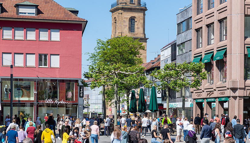 Masken geh&ouml;ren zum allgegenw&auml;rtigen Accessoire. Die Kundenfrequenz in der Heilbronner Innenstadt ist noch nicht auf Vor-Corona-Niveau. Foto: Archiv/HSt