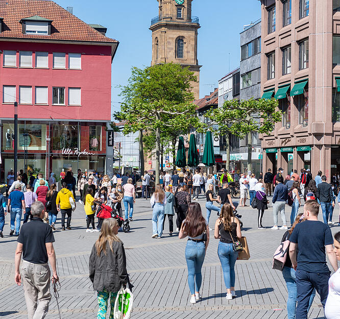 Masken geh&ouml;ren zum allgegenw&auml;rtigen Accessoire. Ansonsten sah es am Samstag in Heilbronn h&auml;ufig nach "Bummel as usual" aus.