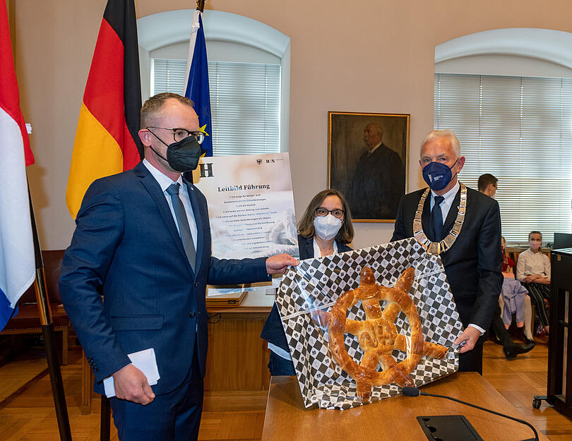 Heilbronns OB Harry Mergel f&uuml;r zweite Amtszeit verpflichtet