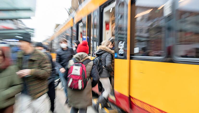 Seit 31. Januar kann jeder selbst entscheiden, ob er in den öffentlichen Verkehrsmitteln Maske tragen möchte oder eben nicht. Seit 31. Januar kann jeder selbst entscheiden, ob er in den öffentlichen Verkehrsmitteln Maske tragen möchte oder eben nicht.