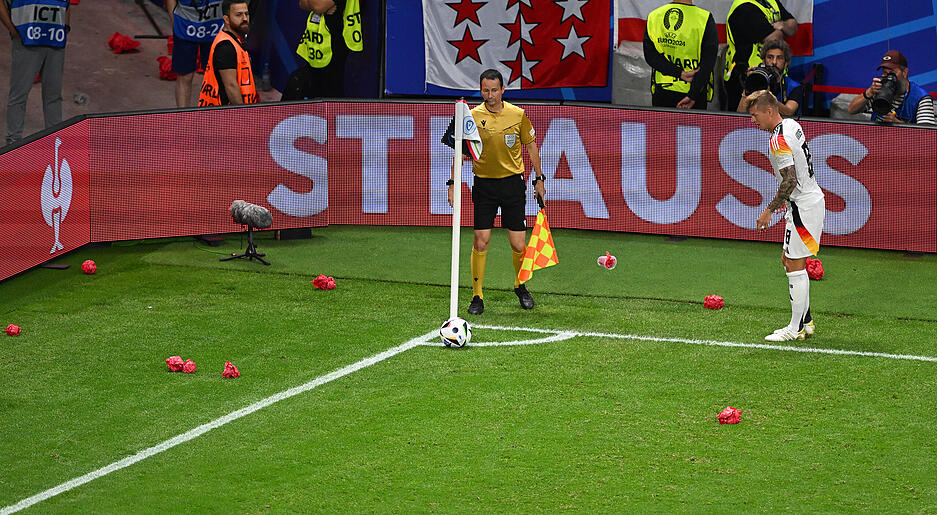 Toni Kroos bei einer Ecke. Schweizer Fans warfen Objekte auf den Rasen.