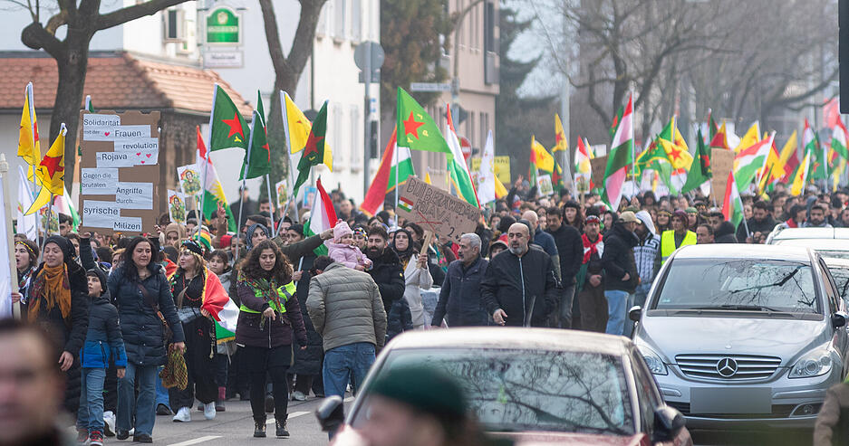 Teilnehmer rufen bei einer Kundgebung in Heilbronn zu Frieden und Freiheit auf.