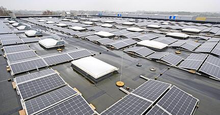 Immer mehr Unternehmen lassen sich eine Photovoltaik-Anlage aufs Dach setzen, um die Stromkosten zu drücken.
Foto: dpa