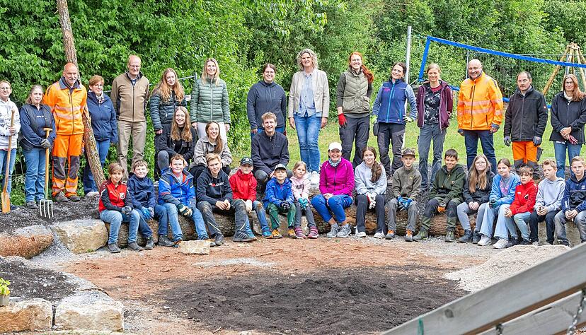 Zahlreiche Freiwillige sind an der Umgestaltung des Grundschul-Schulhofs beteiligt, an die 40 sind es an einem Tag – auch die Schülerinnen und Schüler helfen mit.
Fotos: Lina Bihr