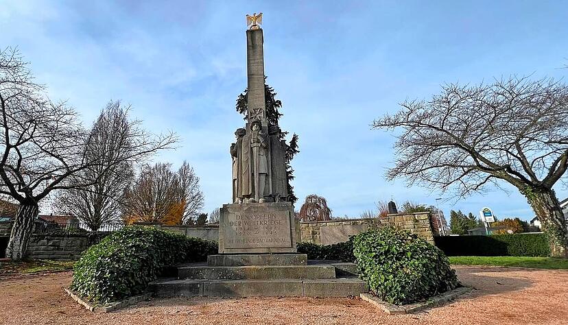 Dieses Ehrenmal steht in Bad Rappenau vor dem Friedhof. Es ist in seiner Art noch ganz auf die Toten der beiden
Weltkriege ausgerichtet.