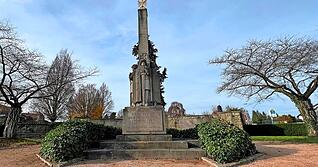 Dieses Ehrenmal steht in Bad Rappenau vor dem Friedhof. Es ist in seiner Art noch ganz auf die Toten der beiden
Weltkriege ausgerichtet.