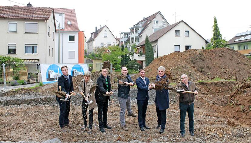 Drei miteinander verbundene Gebäude sind geplant: das Haus A (rechts), das Haus B und zurückversetzt das Haus C.Planung: Cornelia Schüle Drei miteinander verbundene Gebäude sind geplant: das Haus A (rechts), das Haus B und zurückversetzt das Haus C.Planung: Cornelia Schüle