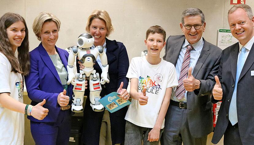 Daumen hoch für die Innovationsregion Hohenlohe (von links): Schülerin Sabrina Barnikel aus Weißbach, Wirtschaftsminister Nicole Hoffmeister-Kraut, IR-Vorsitzende Stefanie Leenen, Schüler Florian Hess aus Ingelfingen und Reinhold Geilsdörfer, Geschäftsführer der Dieter-Schwarz-Stiftung, der für den KI-Park Heilbronn warb. Daumen hoch für die Innovationsregion Hohenlohe (von links): Schülerin Sabrina Barnikel aus Weißbach, Wirtschaftsminister Nicole Hoffmeister-Kraut, IR-Vorsitzende Stefanie Leenen, Schüler Florian Hess aus Ingelfingen und Reinhold Geilsdörfer, Geschäftsführer der Dieter-Schwarz-Stiftung, der für den KI-Park Heilbronn warb.