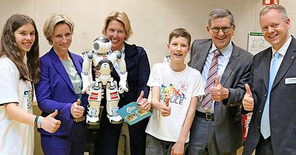 Daumen hoch für die Innovationsregion Hohenlohe (von links): Schülerin Sabrina Barnikel aus Weißbach, Wirtschaftsminister Nicole Hoffmeister-Kraut, IR-Vorsitzende Stefanie Leenen, Schüler Florian Hess aus Ingelfingen und Reinhold Geilsdörfer, Geschäftsführer der Dieter Schwarz Stiftung, der für den KI-Park Heilbronn warb.
Foto: Reichert Daumen hoch für die Innovationsregion Hohenlohe (von links): Schülerin Sabrina Barnikel aus Weißbach, Wirtschaftsminister Nicole Hoffmeister-Kraut, IR-Vorsitzende Stefanie Leenen, Schüler Florian Hess aus Ingelfingen und Reinhold Geilsdörfer, Geschäftsführer der Dieter Schwarz Stiftung, der für den KI-Park Heilbronn warb.
Foto: Reichert