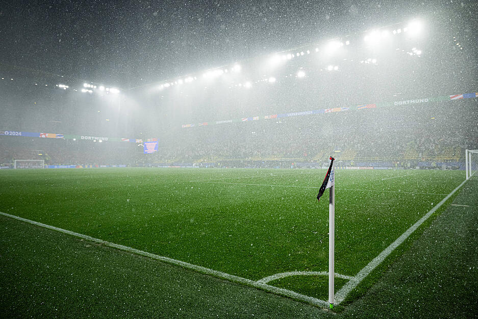 Es war kaum noch was zu sehen im Dortmunder Stadion aufgrund des Unwetters beim Spiel Deutschland gegen Dänemark.