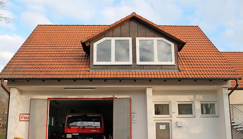 Zu klein f&uuml;r die Bed&uuml;rfnisse der Brandbek&auml;mpfung der Zukunft: Das Feuerwehrhaus in der Ortsmitte bekommt einen Anbau f&uuml;r das neue L&ouml;schfahrzeug.
Foto: Archiv/Renk
