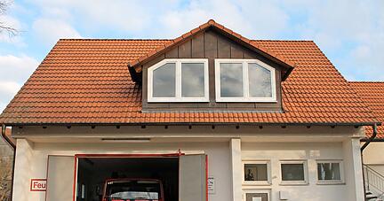 Zu klein f&uuml;r die Bed&uuml;rfnisse der Brandbek&auml;mpfung der Zukunft: Das Feuerwehrhaus in der Ortsmitte bekommt einen Anbau f&uuml;r das neue L&ouml;schfahrzeug.
Foto: Archiv/Renk