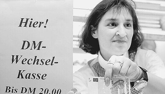 Umrechnen war damals wichtig: Einige Gesch&auml;fte boten eine Wechselkasse an.