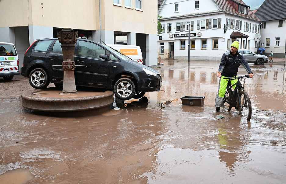 Seit Tagen kämpfen die Helfer in Bayern und Baden-Württemberg gegen die Flut und ihre Folgen. Seit Tagen kämpfen die Helfer in Bayern und Baden-Württemberg gegen die Flut und ihre Folgen.