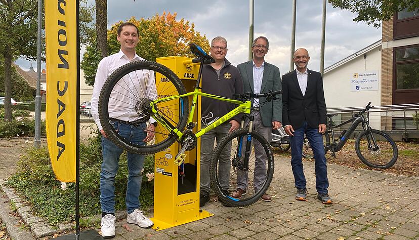 Vor dem Bürgerbüro in der Grombacher Ortstraße steht jetzt eine ADAC Radservice-Station.