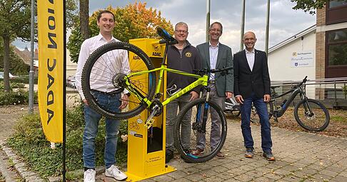 Vor dem Bürgerbüro in der Grombacher Ortstraße steht jetzt eine ADAC Radservice-Station.