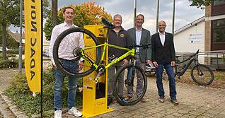 Vor dem Bürgerbüro in der Grombacher Ortstraße steht jetzt eine ADAC Radservice-Station.