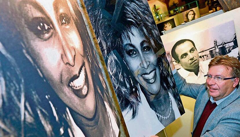 Tina Turner kommt an ihren Platz: Museumsleiter Hubert Sawatzki hat die Bilder für die neue Ausstellung im Schafstall arrangiert. Damit die Portraits richtig zur Geltung kommen, wurden sie auf Leinwand gezogen.Foto: Mario Berger Tina Turner kommt an ihren Platz: Museumsleiter Hubert Sawatzki hat die Bilder für die neue Ausstellung im Schafstall arrangiert. Damit die Portraits richtig zur Geltung kommen, wurden sie auf Leinwand gezogen.Foto: Mario Berger