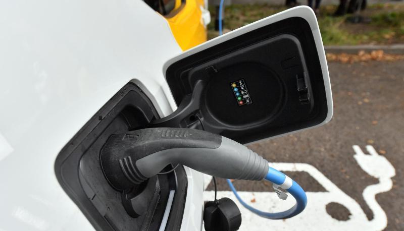 Der Akku eines Elektroautos wird an einer Ladestation geladen.