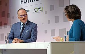 Nicht bereit zu Streicheleinheiten f&uuml;r die Mittelst&auml;ndler: Der Freiburger Wirtschaftsforscher Lars Feld im Gespr&auml;ch mit Moderatorin Varinia Bernau.