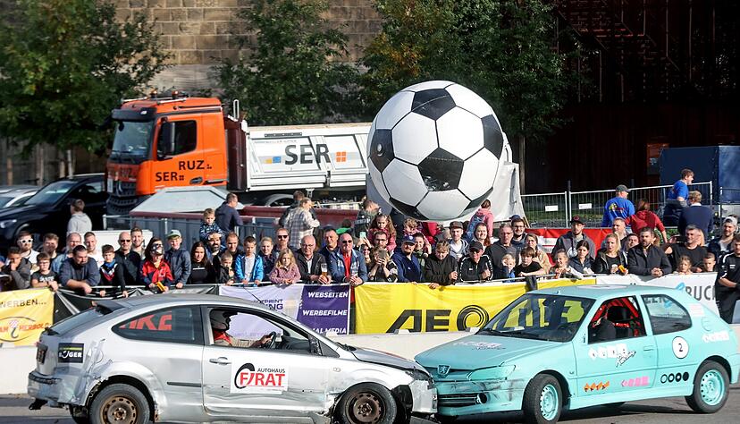 Beim Kampf um den überdimensionalen Fußball kommt es immer wieder zu Kollisionen auf dem Spielfeld. Beim Kampf um den überdimensionalen Fußball kommt es immer wieder zu Kollisionen auf dem Spielfeld.