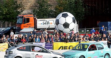 Beim Kampf um den überdimensionalen Fußball kommt es immer wieder zu Kollisionen auf dem Spielfeld.