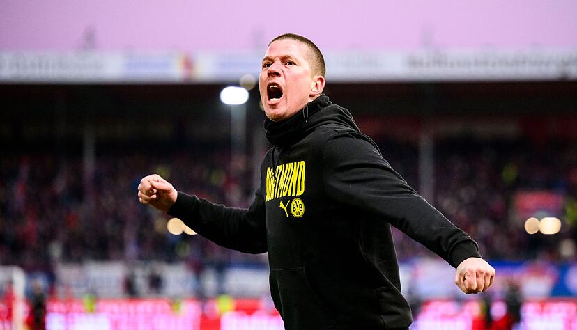 Jubelte nach dem Sieg in Heidenheim ausgelassen: BVB-Trainer Mike Tullberg.