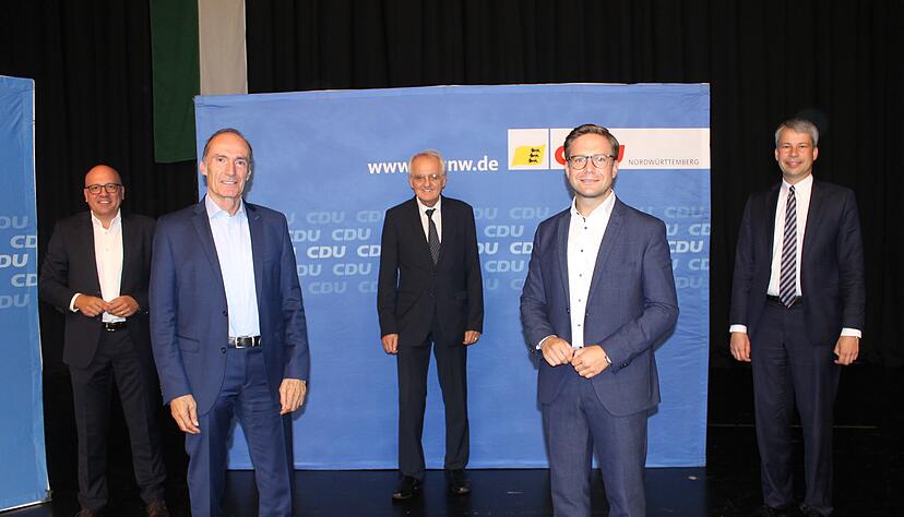 Die CDU Neckar-Zaber nominierte Fabian Gramling (Zweiter von rechts) als Bundestagskandidaten für den scheidenden Eberhard Gienger (vorne links). Hinten von links: Alexander Throm, Rainer Wieland und Steffen Bilger.
Foto: Friedhelm Römer