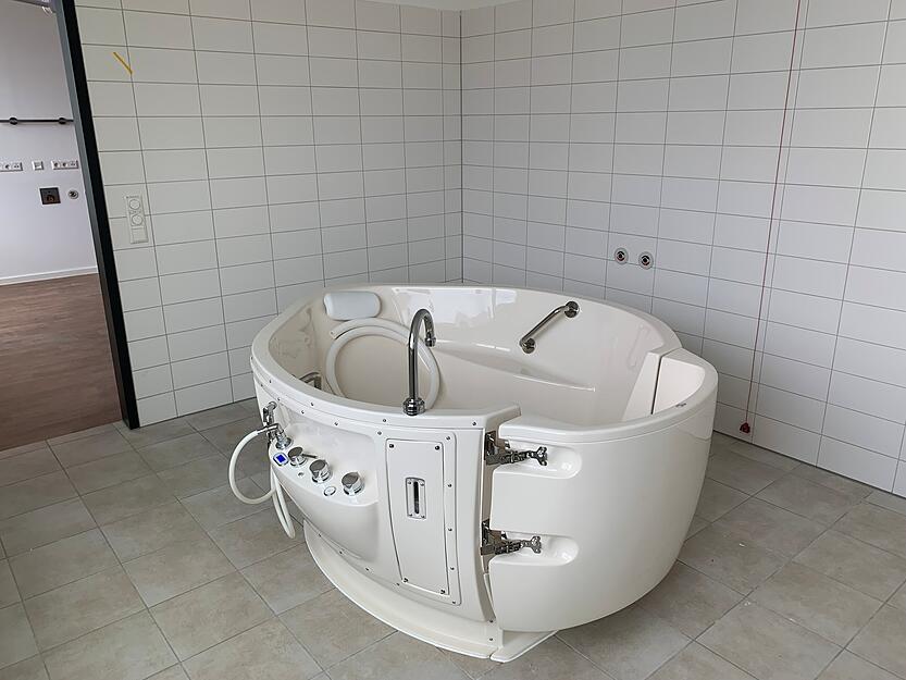 Die Gebärwanne für Wassergeburten ist direkt mit dem Kreißsaal daneben verbunden. Die Gebärwanne für Wassergeburten ist direkt mit dem Kreißsaal daneben verbunden.