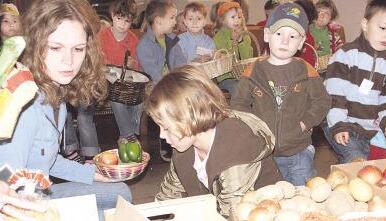 Viele Kistchen und Kartons f&uuml;r die Erlacher H&ouml;he in K&uuml;nzelsau werden mit den Erntedankk&ouml;rbchen der Kindergartenkinder gef&uuml;llt.Foto: Claudia Burkert-Ankenbrand
