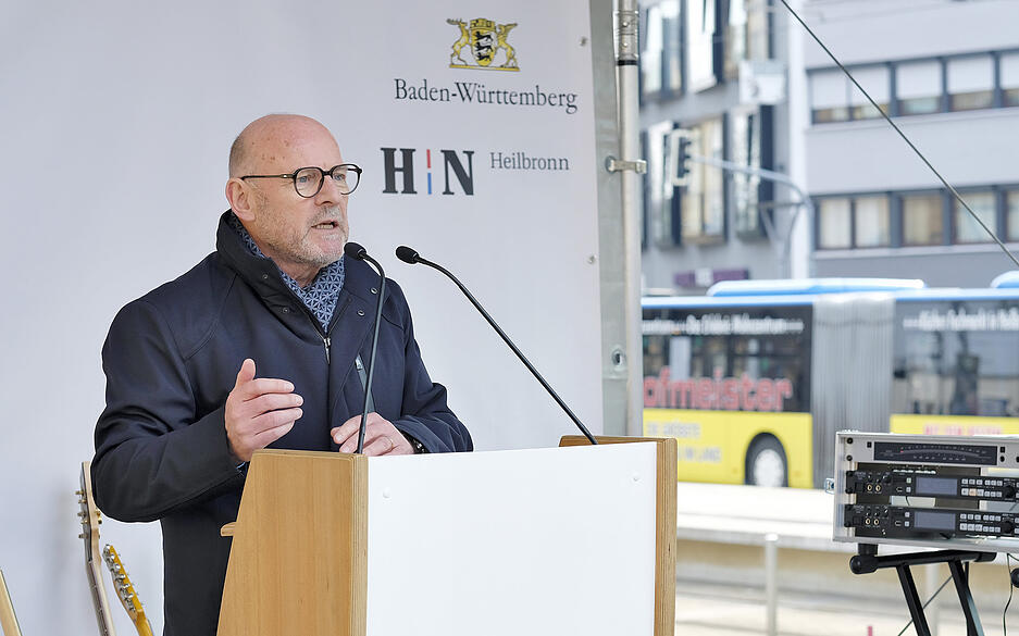 Winfried Hermann, Minister für Verkehr des Landes Baden-Württemberg, nannte den Umbau des Hauptbahnhofs das Kernstück der in den vergangenen Jahren ebenfalls realisierten Stadtbahnstrecken nach Karlsruhe, Öhringen und Neckarsulm.
